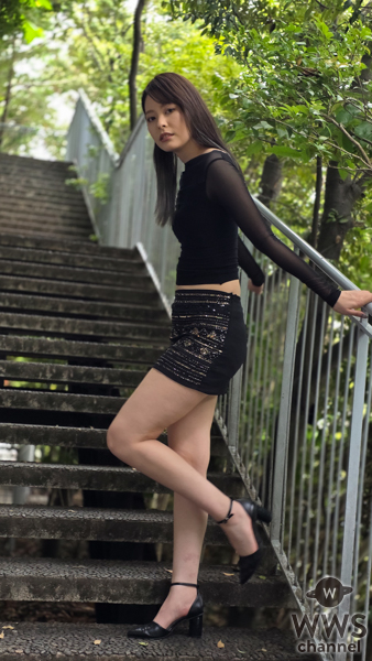 30歳を迎えたモデル・瑠璃奈、クールなブラックミニ丈コーデで美脚アピール！「糸島で食べた塩プリンが絶品でした」