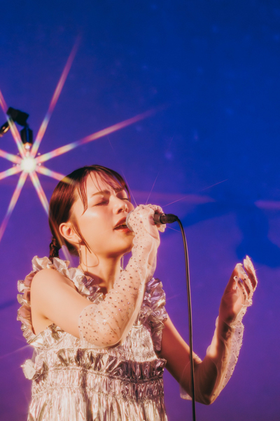 安田レイ、最新曲「光のすみか」や星にまつわる名曲カバーを含む楽曲を披露した２度目となるプラネタリウムライブを開催！