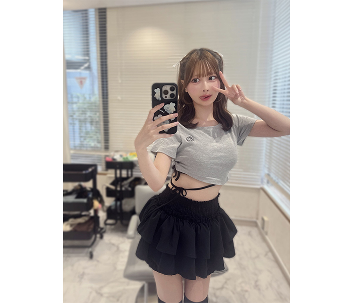 美くびれチラ見せ！宮内凛、ミニ丈モノトーンコーデでファン魅了