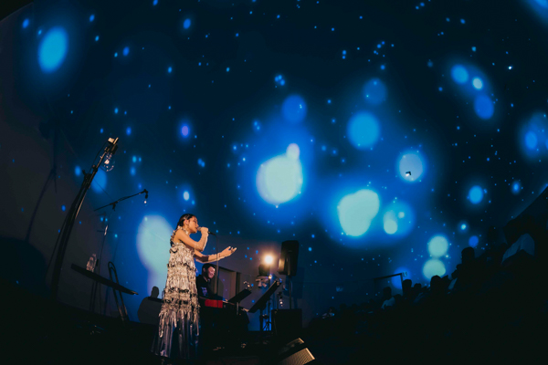 安田レイ、最新曲「光のすみか」や星にまつわる名曲カバーを含む楽曲を披露した２度目となるプラネタリウムライブを開催！