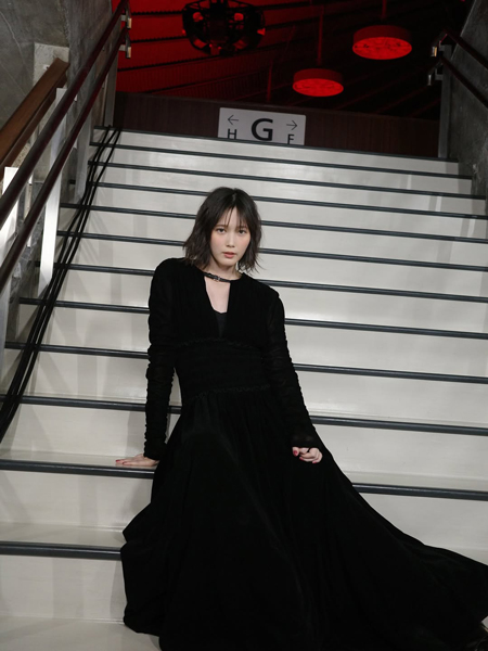 背中バッサリ！本田翼、クラシカルな黒ドレス姿にファンうっとり...「綺麗すぎてヤバすぎ」