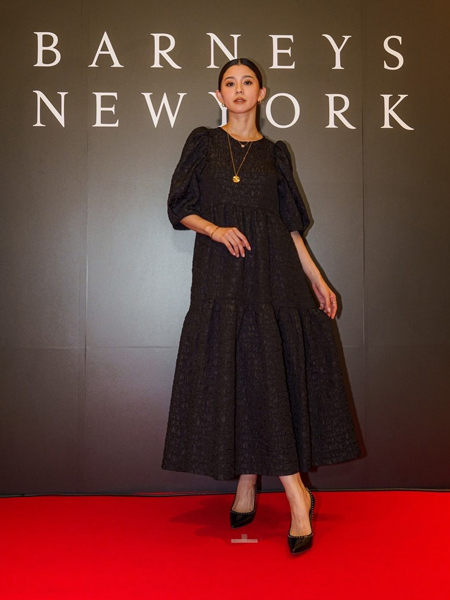 朝比奈彩、上品な黒ワンピース姿にファン悶絶「エレガントですね」「綺麗すぎる」