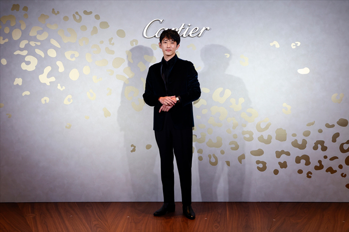 杉野遥亮、ベロアのジャケットに、リングとウォッチをピンクゴールドで揃えた姿で登場！カルティエ 銀座4丁目ブティックがオープン