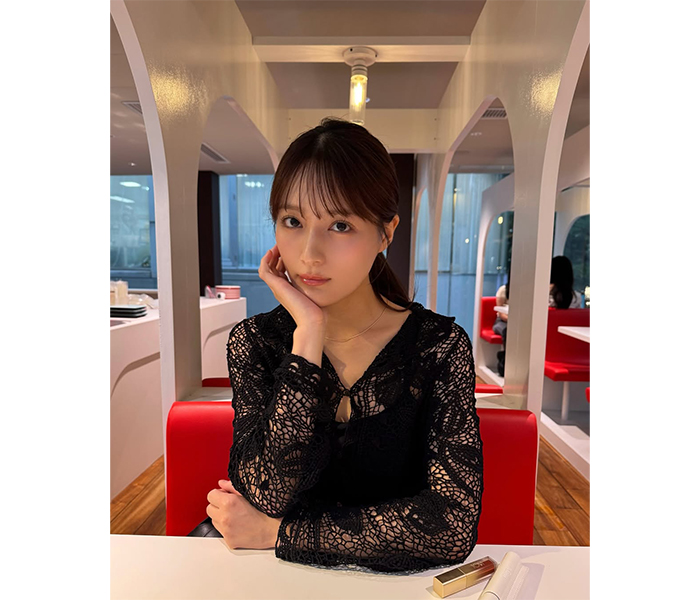 「美人すぎる」織田奈那、大人っぽレース衣装で色気あふれるカット投稿！！