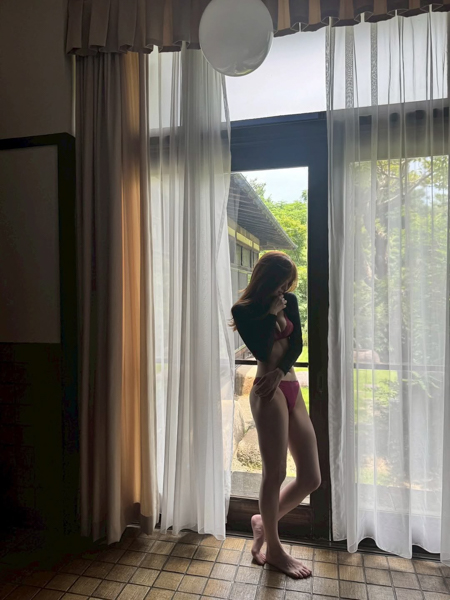「見ちゃいけないもの見てる」中田花奈、腹筋あらわなランジェリーカットや全身スタイル披露
