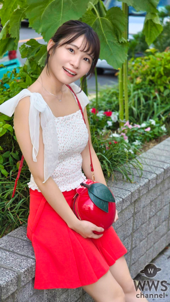 三田のえ、ビビッドな赤のミニスカ＆肩出しコーデで登場！「最近はちょっと違う感じのカレーにハマっています」