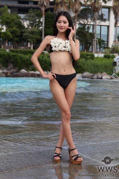 八掛うみ、胸元いっぱいに立体フラワーを咲かせたモノトーンのフラワーバンドゥ水着で極細ウエストとスラリ美脚あらわに＜TREND GIRLS撮影会2025 大磯ロングビーチ＞