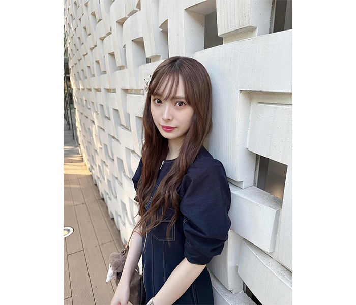梅山恋和、デニムワンピースで秋の装い披露