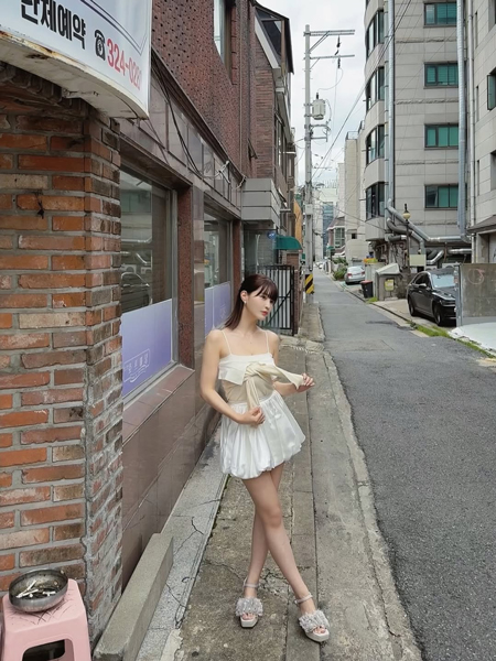岸明日香、美肌あらわなホワイトコーデ披露「可愛い過ぎます」