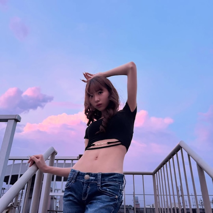 女子高生モデル・こいろん、おへそチラ見せ美スタイル披露！「相変わらずスタイル良すぎ」と絶賛の声