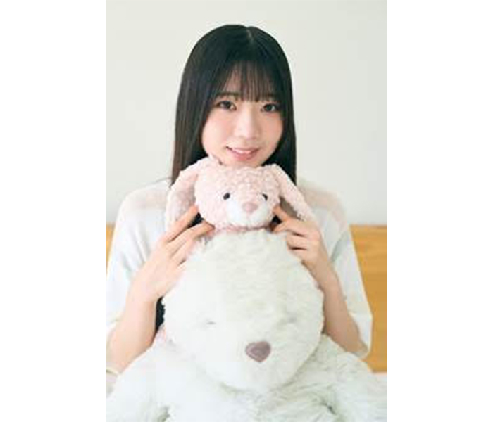 日向坂46、撮りおろしカット「五期生のぽかぽか写真館」坂井新奈を公開！