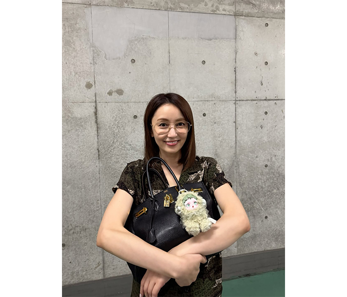 矢田亜希子、メガネ姿も素敵な全身カットにファン「今日も素敵なファッション」の声