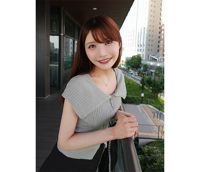 秦はるか、美脚スラリ！大人っぽモノトーンコーデでファン魅了