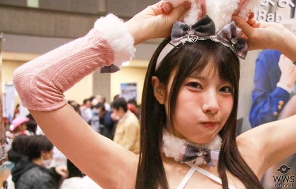長生まよ、丸尻ラインあらわな透けタイツ×競泳水着姿でファン悩殺