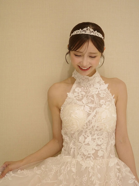 松川星「一目惚れ」のバックレスドレス姿で美肌あらわに「美しすぎます」