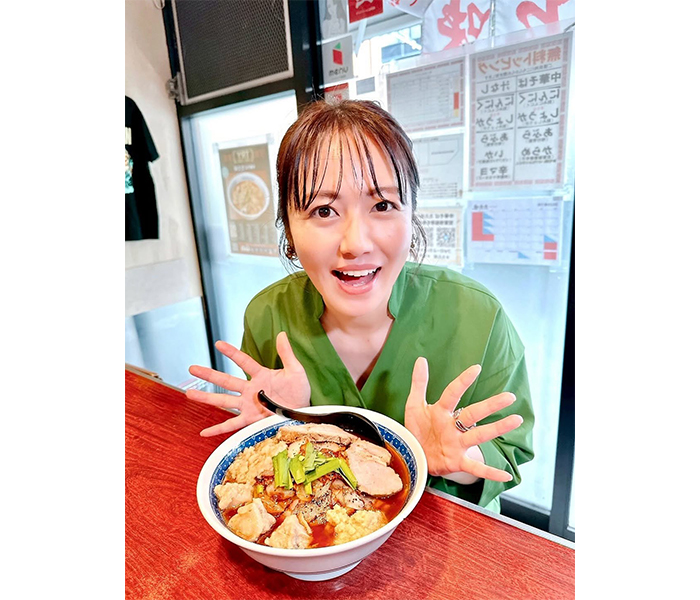 磯山さやか、爽やかグリーン衣装でラーメンとショット！「可愛くて癒されます」