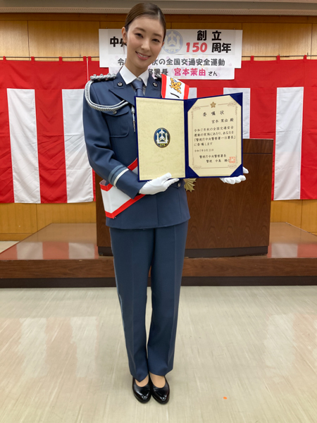 宮本茉由、制服に「強さを感じます」警視庁中央警察署の⼀⽇警察署⻑