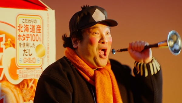 【インタビュー】岡崎体育が「エッホエッホ」熱唱！明星チャルメラ新CM公開