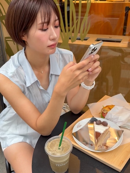 藤澤響花、ミニ丈コーデで美脚スラリ！「ママとおでかけした日」のショットを公開