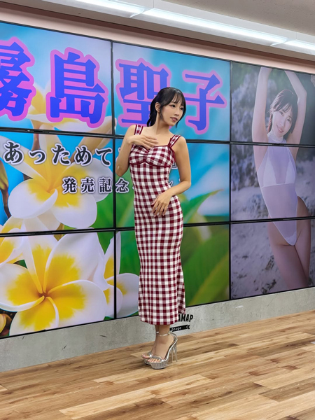 霧島聖子、スレンダー美スタイルに釘付け！ワンピース姿からビキニカットまで豪華カット公開
