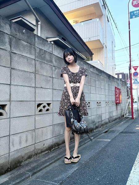 あの、古着ワンピ×下駄でスレンダー美スタイル強調！アンミカも反応