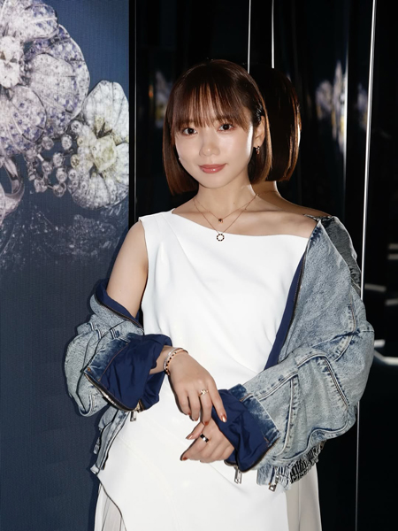 齊藤京子、アシンメトリーなドレスで美肩あらわに