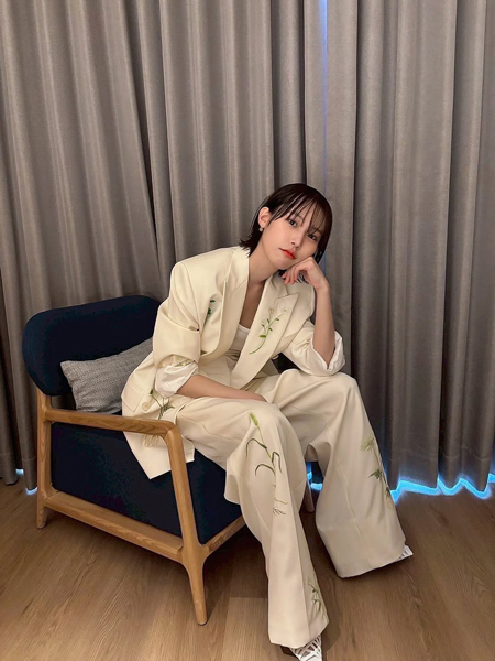 南沙良、大人かっこいいホワイトスーツ姿でファン魅了