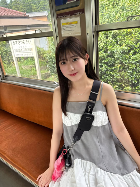 久木田 帆乃夏、爽やか衣装でレトロ電車満喫！