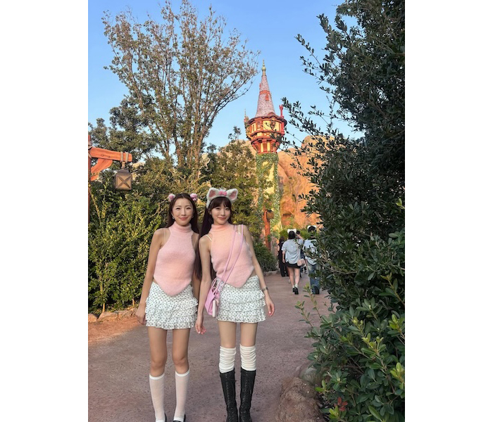 SILENT SIREN・すぅ、ディズニーシーで友人との「お揃いコーデ」に反響！「2人ともコーデめちゃ似合ってる」