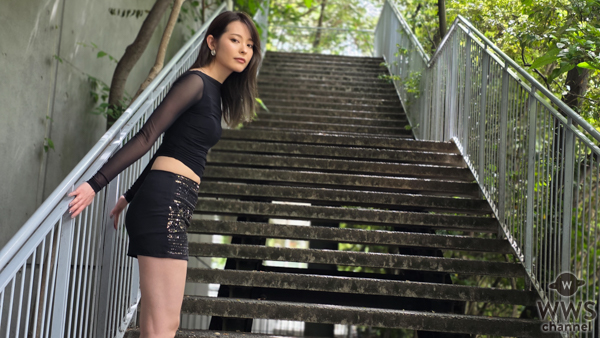 30歳を迎えたモデル・瑠璃奈、クールなブラックミニ丈コーデで美脚アピール！「糸島で食べた塩プリンが絶品でした」