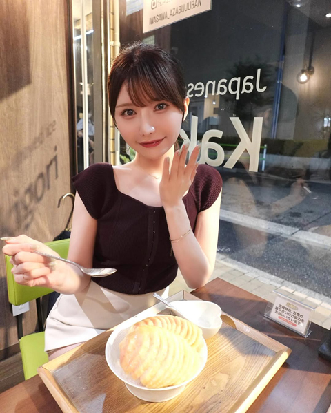モデル・秦はるか、美デコルテチラ見せ！カフェ楽しむオフショットが話題