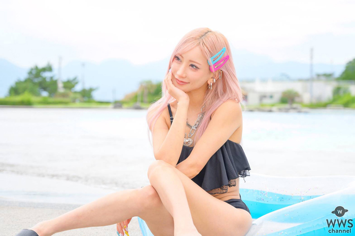 AIKA、シックなブラックのフリルビキニ姿でモードなスタイル披露＜TREND GIRLS撮影会2025 大磯ロングビーチ＞