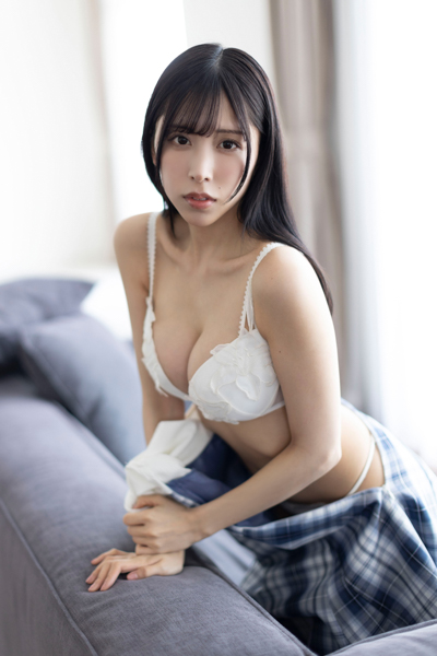 久我るり、『週刊ポスト』で曲線美披露！『脱ぎかけ』＆熱視線カット公開