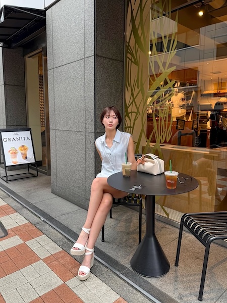藤澤響花、ミニ丈コーデで美脚スラリ！「ママとおでかけした日」のショットを公開