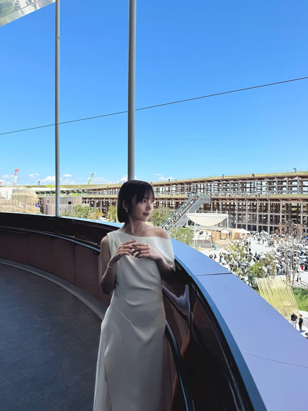 齊藤京子、アシンメトリーなドレスで美肩あらわに