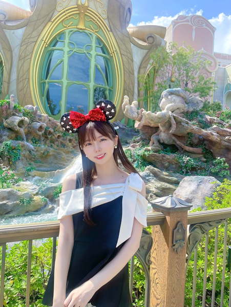 篠原望、肩出しドレスでディズニーシー満喫