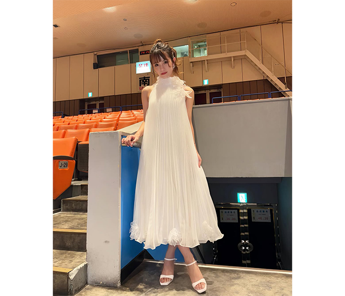 村山優香、清楚白ドレスで美貌あらわに！ファン歓喜の声