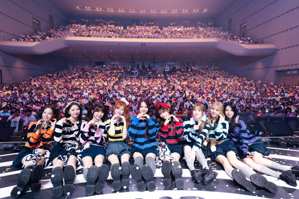 NiziU、史上最多公演数「NiziU Live With U 2025 NEW EMOTION : Face to Face」が開幕！！