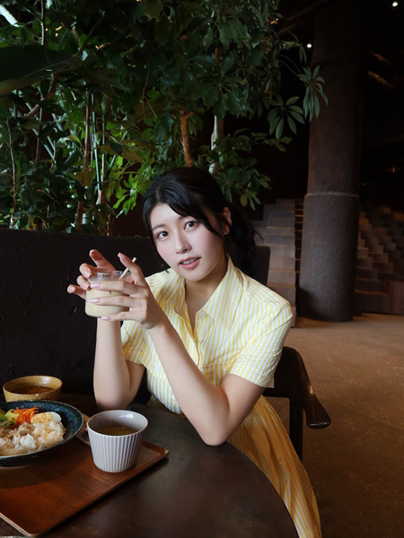 ちとせ よしの、希少デコだし×シャツワンピでファン魅了！