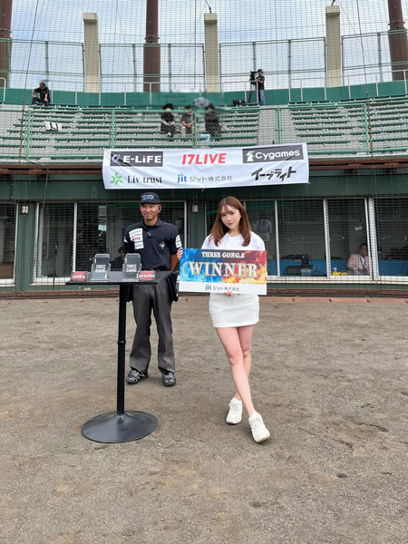 森咲智美、清潔感あふれるミニ丈スポーティコーデでファン魅了！