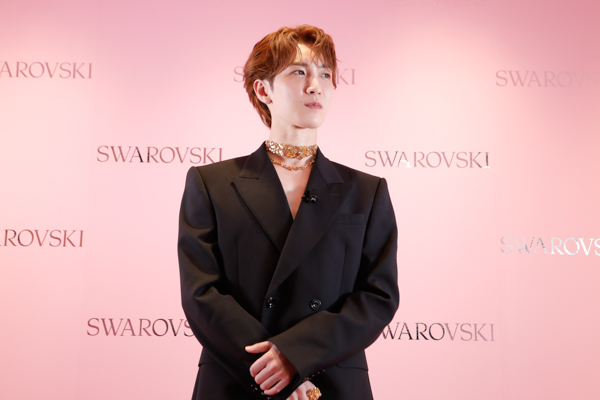 【コメント】渡辺翔太「『オフの秋』にしたいです」 Swarovski大阪 オープニング記念発表会に登壇