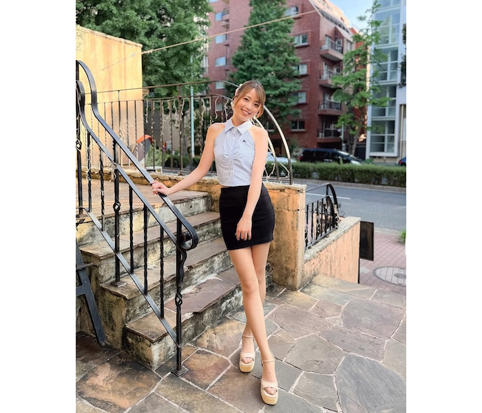 フルート奏者・SUAI、ミニ丈スカートで美脚スラリ！「だからスタイル良すぎだって」