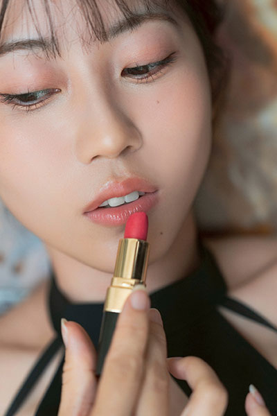 伊織いお、今まで着たことないHOT LIMIT風衣装で週刊プレイボーイ掲載！ 「すごいデザインでしたが、似合っちゃいました笑」