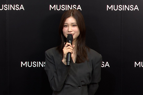 【動画】生見愛瑠、大人の美しさが光るブラックスタイルで登場！＜MUSINSA TOKYO POP-UP STORE 2025オープニングイベント＞
