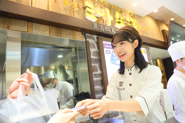「AKB48 収穫祭」AKB48メンバーがデパ地下でコラボ商品をお渡し！