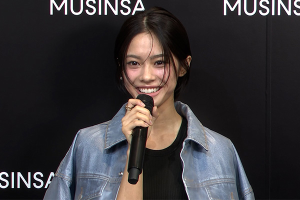 【動画】安斉星来、お腹をチラ見せするヘルシーなデニムスタイルで登場！＜MUSINSA TOKYO POP-UP STORE 2025オープニングイベント＞