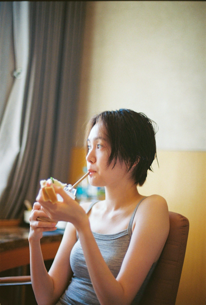 女優・尾碕真花のセカンド写真集が発売決定！映画監督・枝優花氏をカメラマンに迎え、韓国旅で食べて、遊んで、大笑い！「極限まで素のままの尾碕を引き出していただいてます」