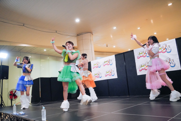 アップアップガールズ(2)新曲初披露!『にきちゃん Road to Zepp アップアップガールズ(2)×ロージークロニクル』発表!10月26日にきちゃん大勝負っ!に向けて!フリーライブin汐留【レポート】