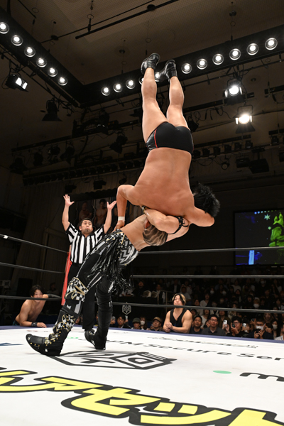THE RAMPAGE 武知海青、プロレス王鈴木みのるとの対戦を乗り越えて初のKO-D6人タッグ王座死守！