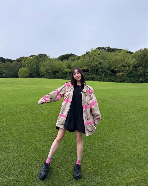 須田亜香里、美脚あらわなキュートコーデで芝生ではしゃぐ姿を公開！！